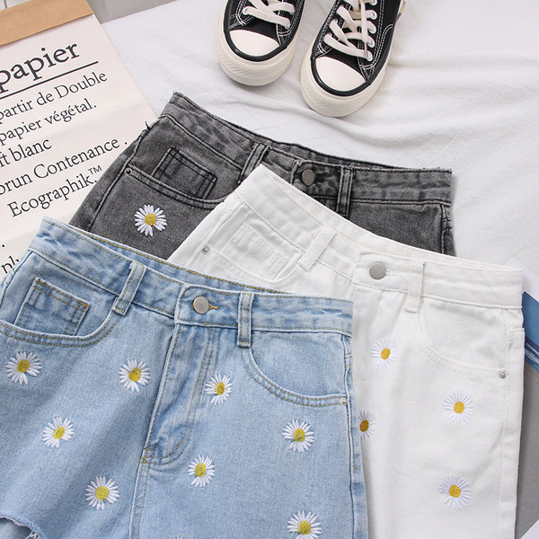 Női farmer rövidnadrág szakadt motívumokkal