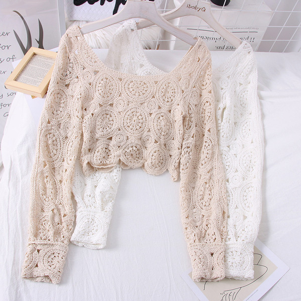 Rövid női blúz csónakos nyakkivágással és hosszú ujjal