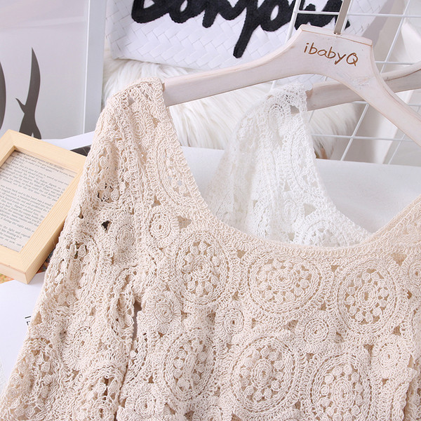 Rövid női blúz csónakos nyakkivágással és hosszú ujjal