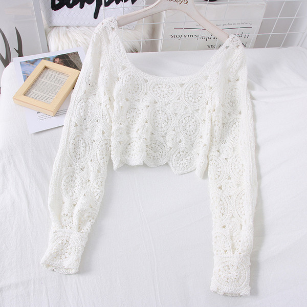 Rövid női blúz csónakos nyakkivágással és hosszú ujjal