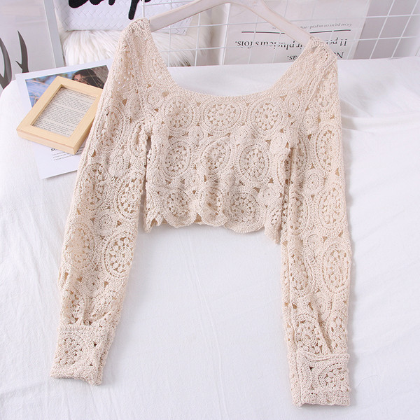 Rövid női blúz csónakos nyakkivágással és hosszú ujjal