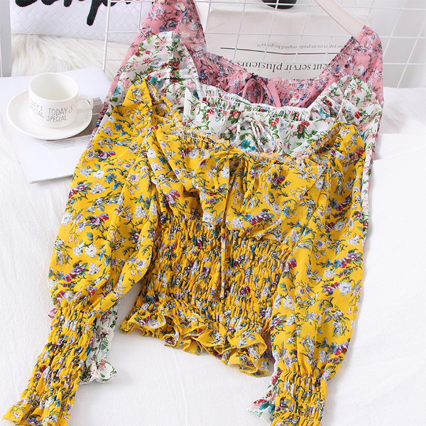 Női blúz csónakos nyakkivágással és virágmintával