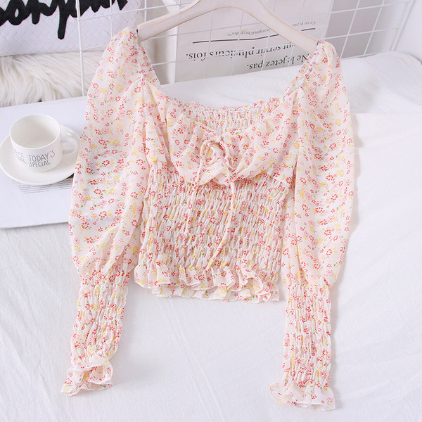 Női blúz csónakos nyakkivágással és virágmintával