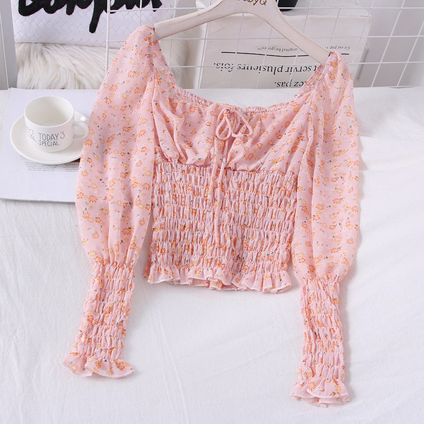 Női blúz csónakos nyakkivágással és virágmintával