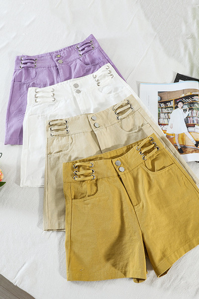 Alkalmi női rövidnadrág zsebekkel és magas derékkal