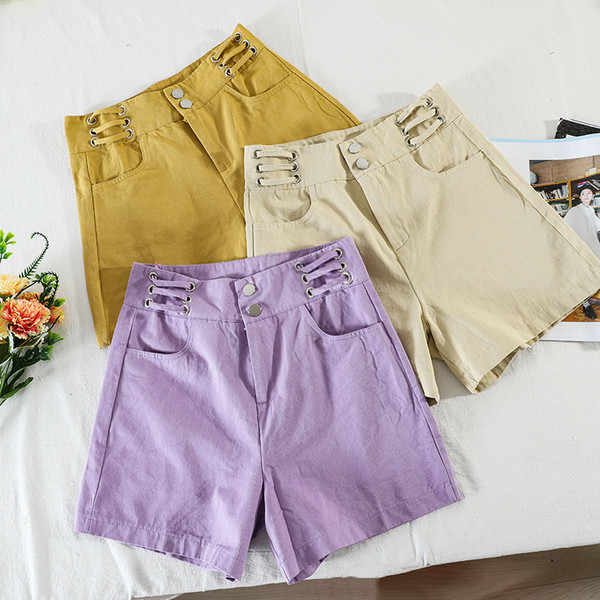 Alkalmi női rövidnadrág zsebekkel és magas derékkal