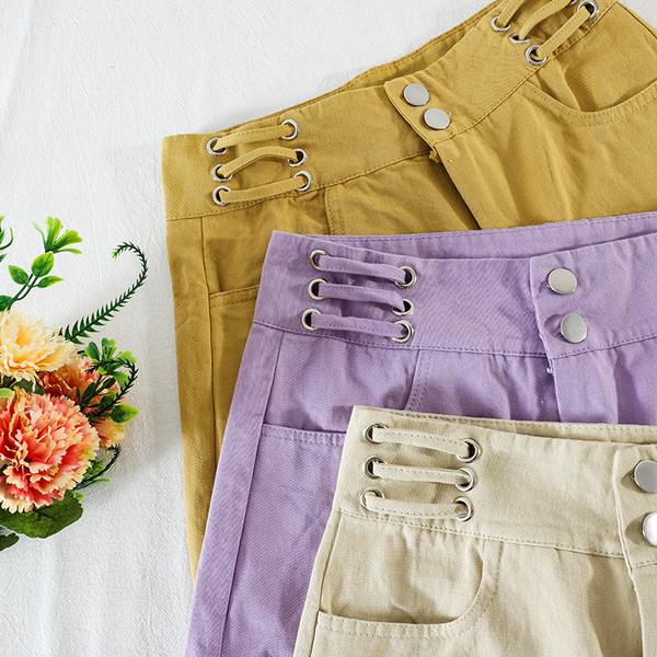 Alkalmi női rövidnadrág zsebekkel és magas derékkal