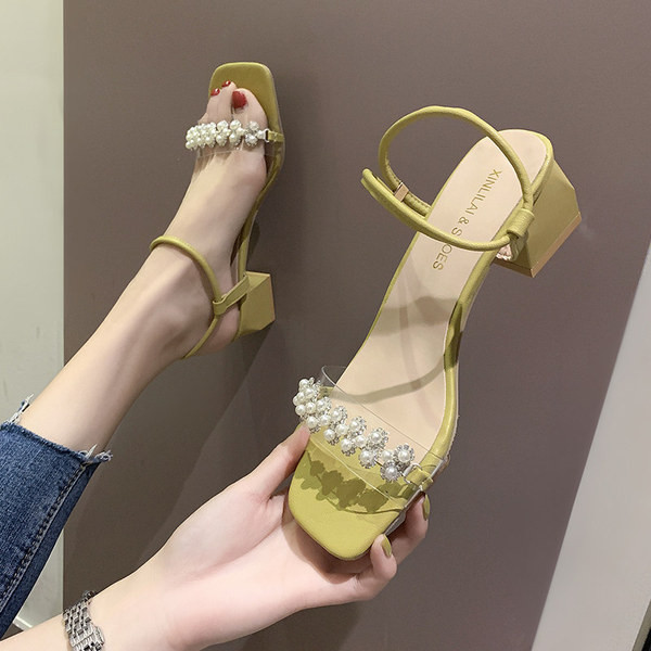 Modern női szandál 5 cm vastag sarokkal és gyöngyökkel