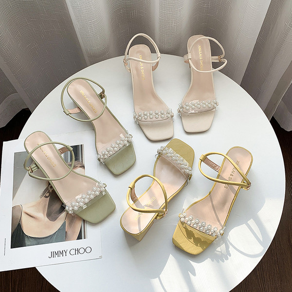 Modern női szandál 5 cm vastag sarokkal és gyöngyökkel