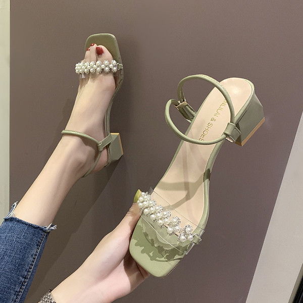 Modern női szandál 5 cm vastag sarokkal és gyöngyökkel