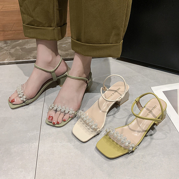 Modern női szandál 5 cm vastag sarokkal és gyöngyökkel