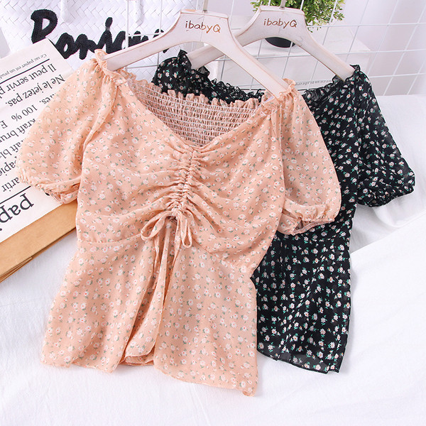 Ležerna ženska bluza sa špic izrezom i nabranom prednjicom