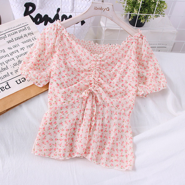 Ležerna ženska bluza sa špic izrezom i nabranom prednjicom