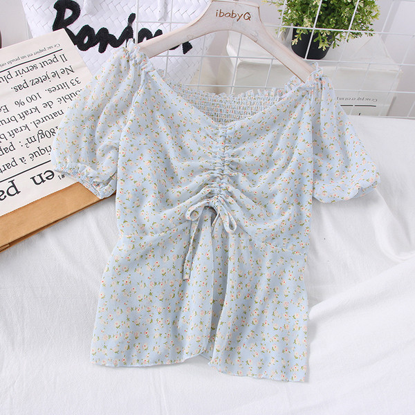 Ležerna ženska bluza sa špic izrezom i nabranom prednjicom