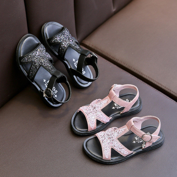 Ležerne dječje sandale s kopčom i sjajnim efektom
