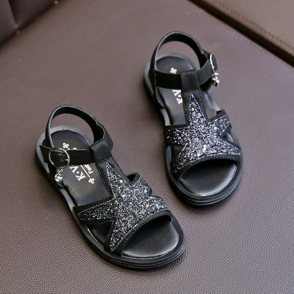 Ležerne dječje sandale s kopčom i sjajnim efektom