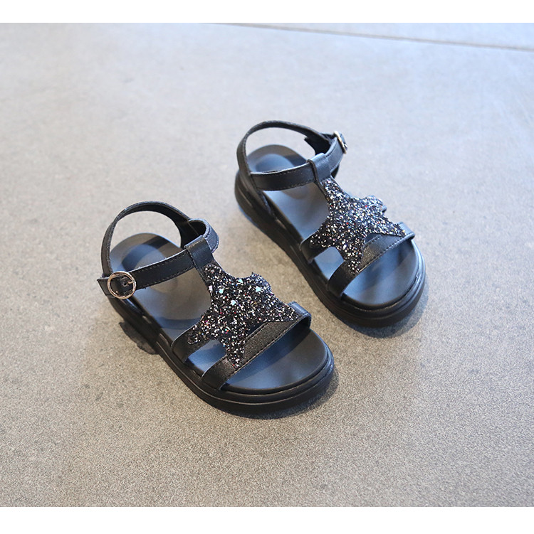 Modern, csatos, fényes hatású gyerekszandál