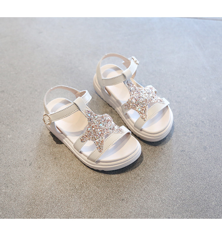 Modern, csatos, fényes hatású gyerekszandál