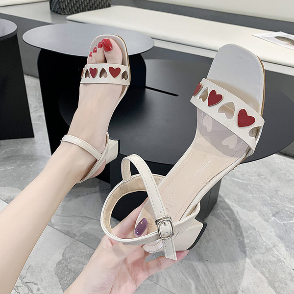 Női papucs szívvel és 6 cm vastag sarokkal