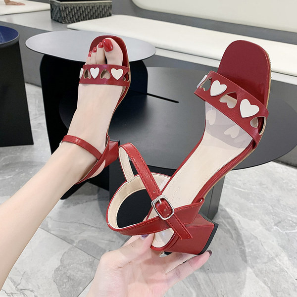 Női papucs szívvel és 6 cm vastag sarokkal