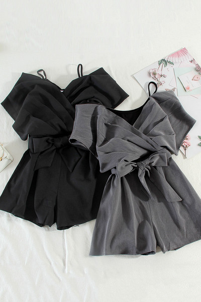 Moderan ženski kombinezon s trakom i tankim naramenicama