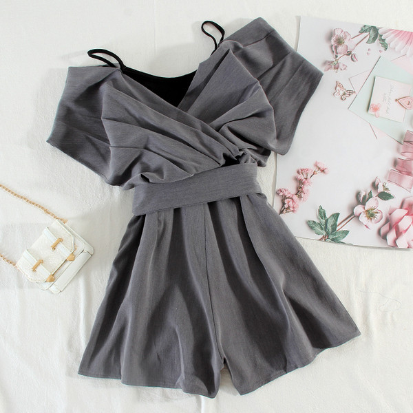 Moderan ženski kombinezon s trakom i tankim naramenicama