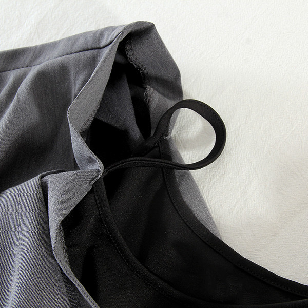 Moderan ženski kombinezon s trakom i tankim naramenicama