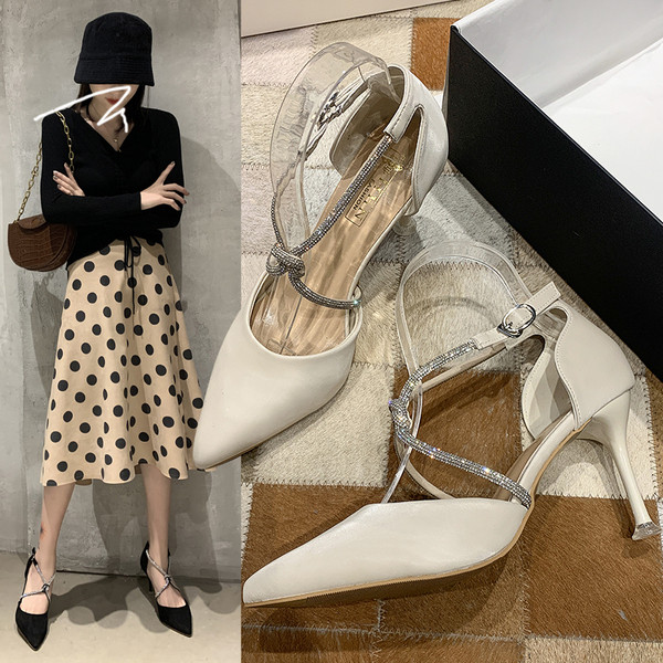 Stílusos női cipő kövekkel és 7 cm vékony sarokkal