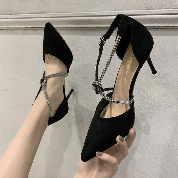 Stílusos női cipő kövekkel és 7 cm vékony sarokkal