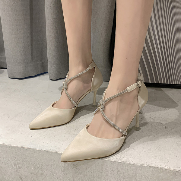 Stílusos női cipő kövekkel és 7 cm vékony sarokkal