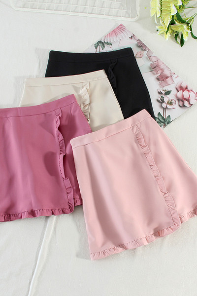 Női lezser rövid szoknya fürtökkel és magas derékkal