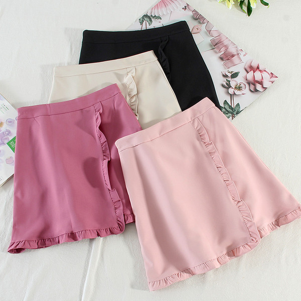 Női lezser rövid szoknya fürtökkel és magas derékkal