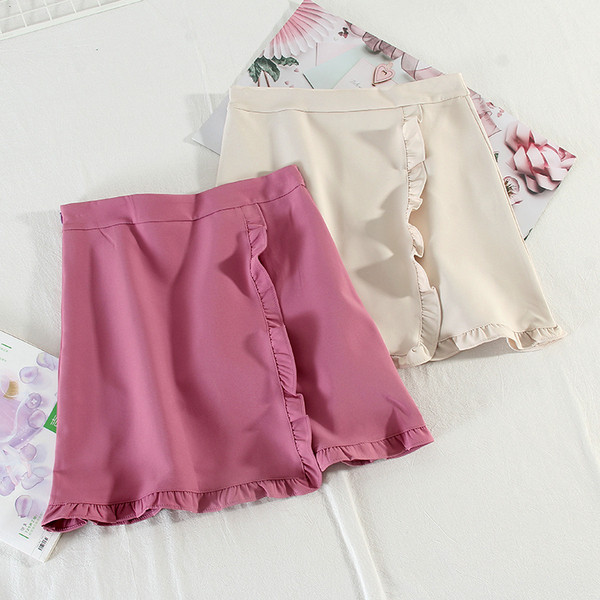 Női lezser rövid szoknya fürtökkel és magas derékkal