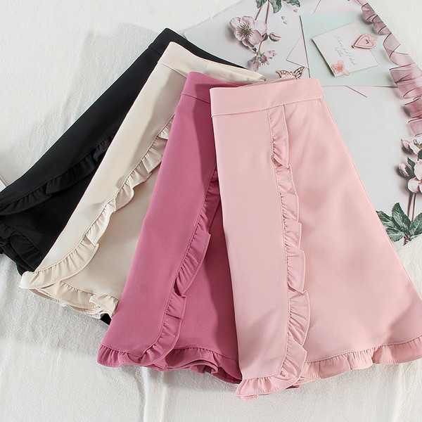 Női lezser rövid szoknya fürtökkel és magas derékkal