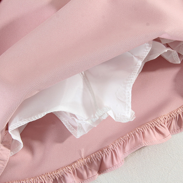 Női lezser rövid szoknya fürtökkel és magas derékkal