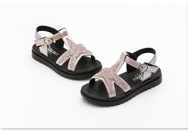 Fényes hatású, csattal ellátott modern gyerekszandál