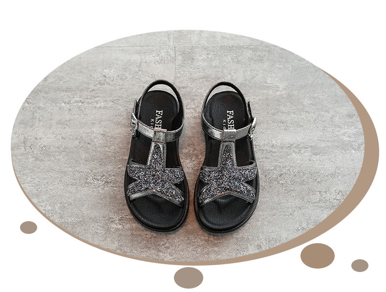 Fényes hatású, csattal ellátott modern gyerekszandál