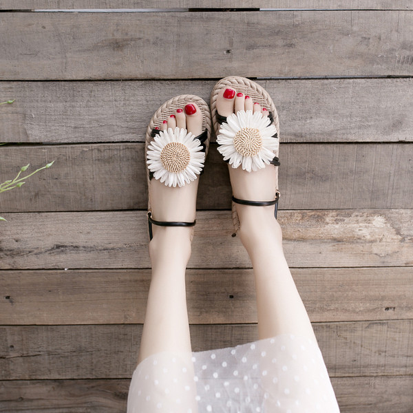 Ženske sandale s ravnim potplatom i 3D cvijetom