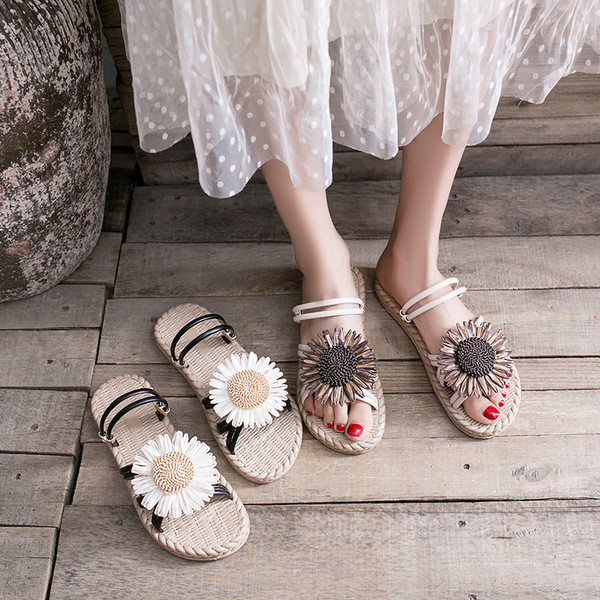 Ženske sandale s ravnim potplatom i 3D cvijetom