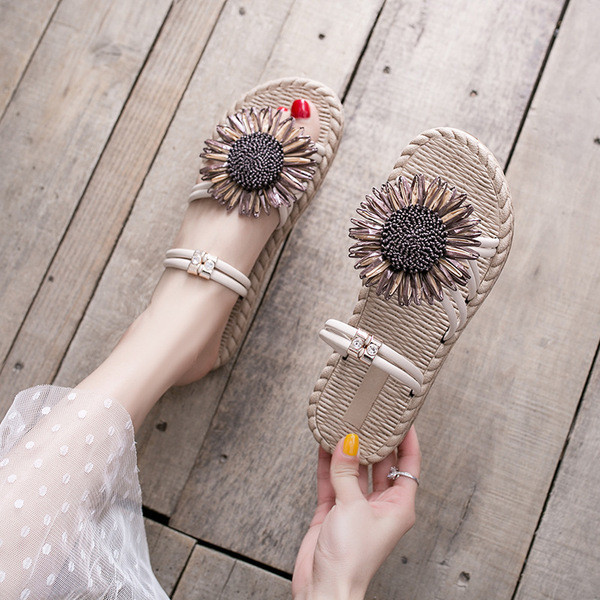 Ženske sandale s ravnim potplatom i 3D cvijetom