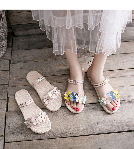 Alkalmi női szandál lapos talppal és színes virágokkal