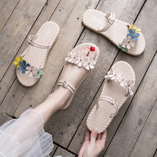 Alkalmi női szandál lapos talppal és színes virágokkal