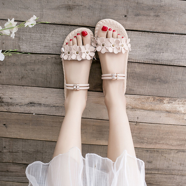 Alkalmi női szandál lapos talppal és színes virágokkal