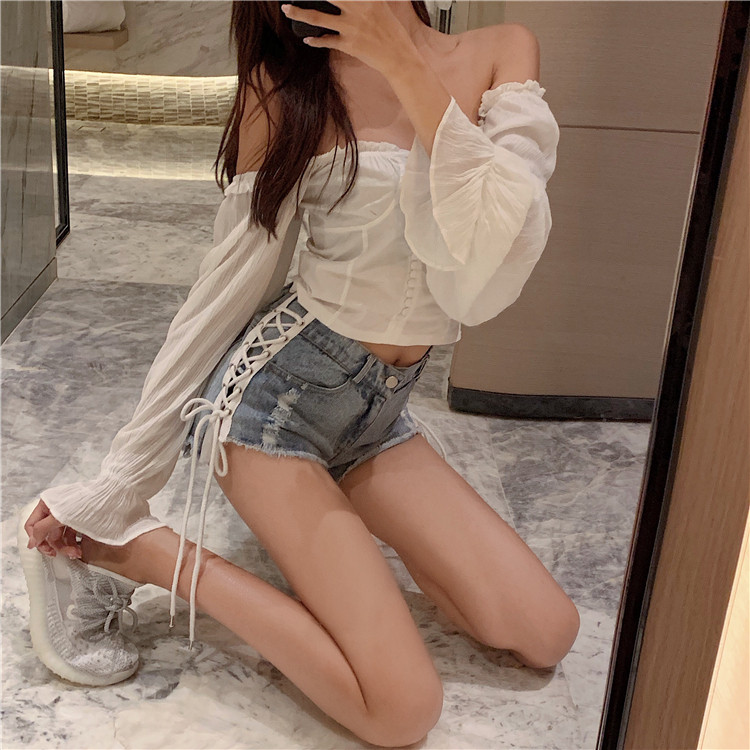 Modern farmer rövidnadrág nyakkendőkkel és szakadt motívumokkal