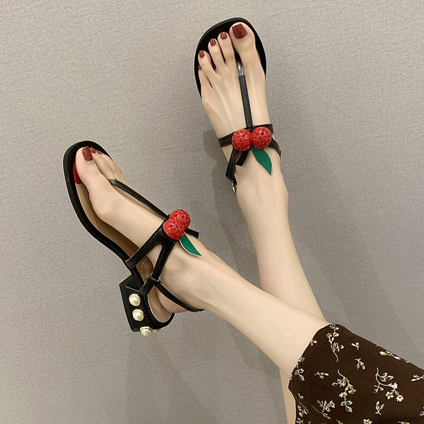 Női szandál 3D elemes cseresznyével és gyöngyökkel