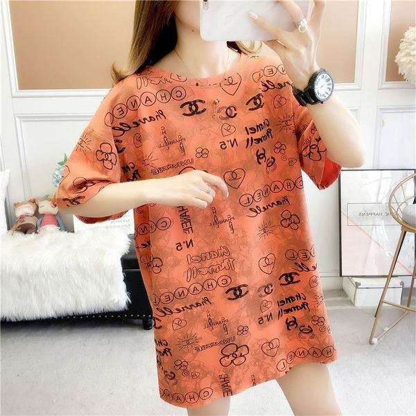 Široka majica s natpisima i ovalnim izrezom