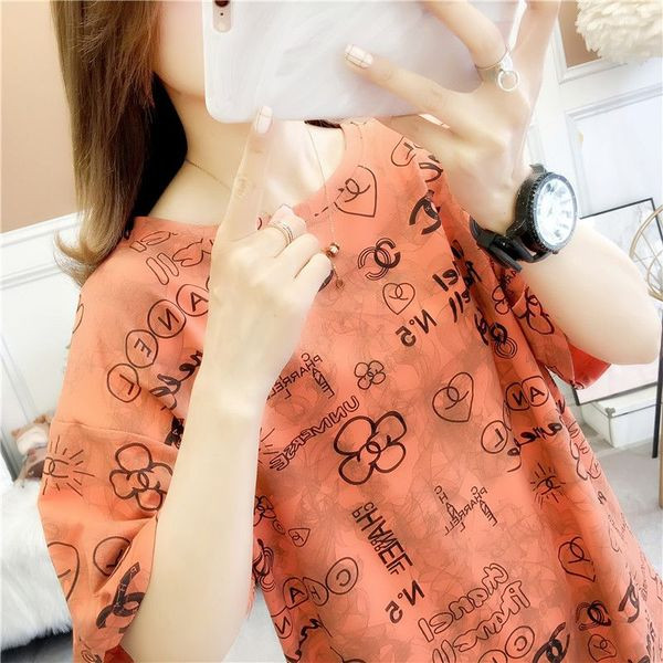 Široka majica s natpisima i ovalnim izrezom