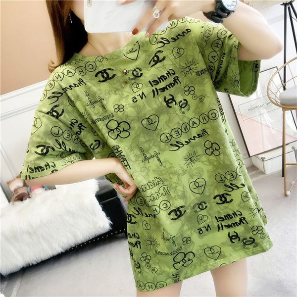 Široka majica s natpisima i ovalnim izrezom