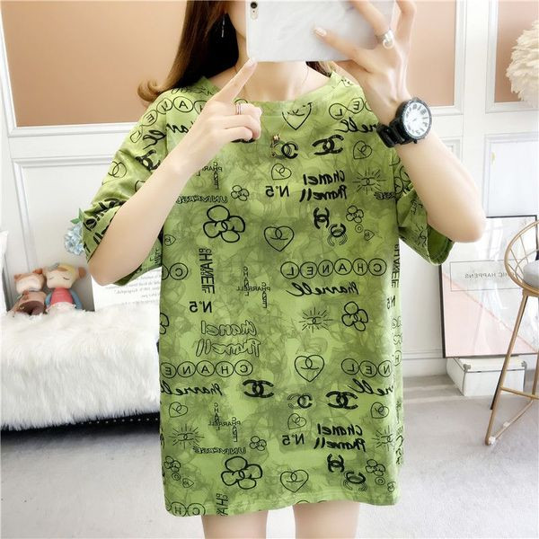 Široka majica s natpisima i ovalnim izrezom