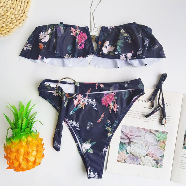 Virágmintás női fürdőruha tetején fürtökkel